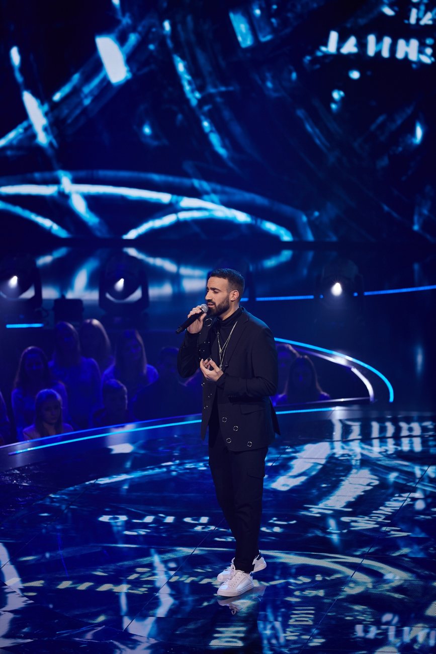 Sami Harb śpiewa balladę na scenie programu The Four